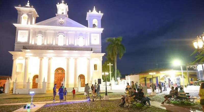Pueblo colonial Suchitoto y Lago Suchitlán en El Salvador